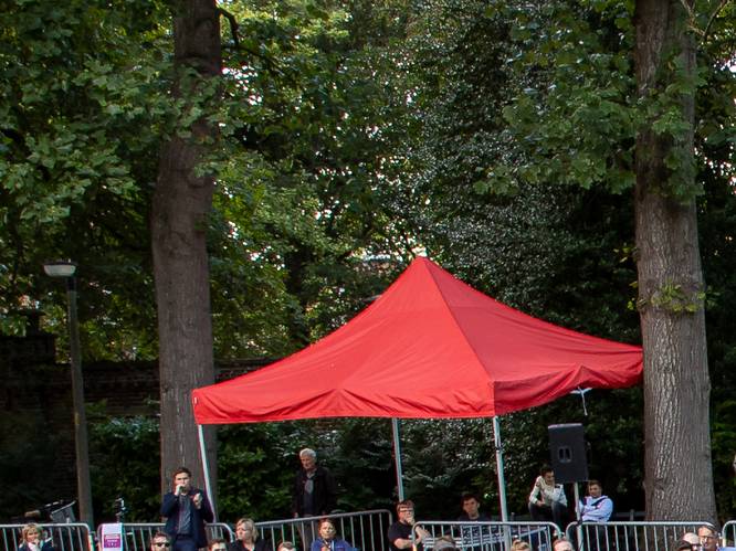 Veroordeelde rechts-extremist op eerste rij bij 11 juliviering