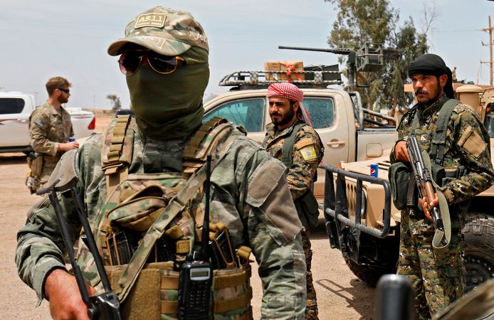 Leden van de Syrische Democratische Strijdkrachten (SDF) en het Amerikaanse leger in Deir-ez-Zor bij de voorbereiding van een aanval op Islamitische Staat op 1 mei 2018.