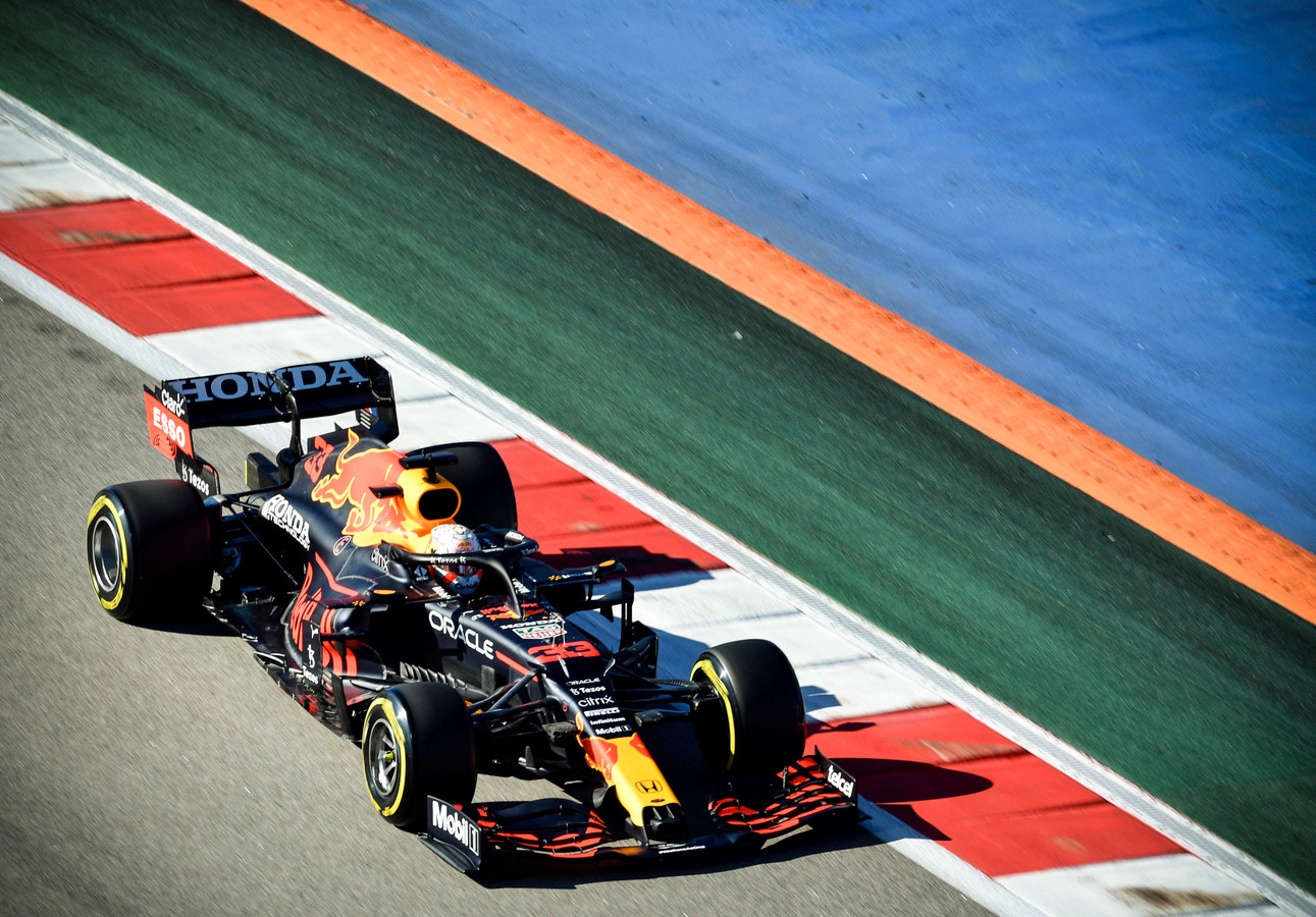 Max Verstappen stuurt zijn auto over het circuit van Sotsji.
