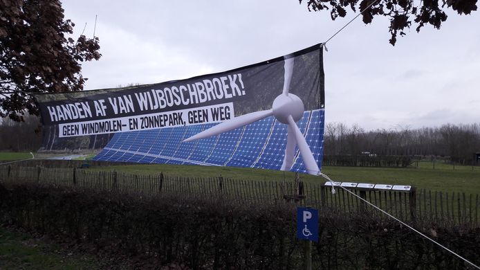Bij de Schaapskooi in Wijbosch hing eerder een spandoek van 'Handen af van WIjboschbroek!'