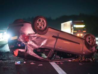 Auto slaat over de kop op de A12 bij Bennekom: twee gewonden