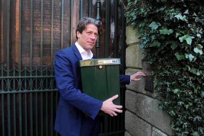 Una trovata pubblicitaria nel 2018 dell'economista olandese e eurodeputato PvdA Paul Tang a casa di Bono in Irlanda, per riportare simbolicamente la cassetta delle lettere olandese del cantante americano.