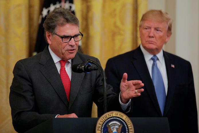 De Amerikaanse minister van Energie Rick Perry tijdens een toespraak in het Witte Huis, terwijl president Donald Trump toehoort.