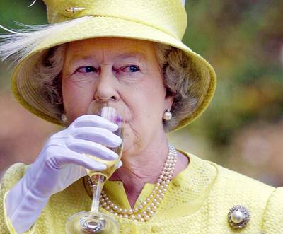 Man van prinses Beatrice verklapt: “Queen Elizabeth heeft geheime tunnel naar één van de beste bars in Londen”