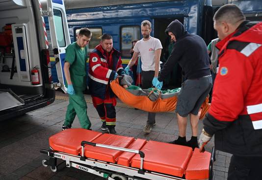 De hulpdiensten voeren een patiënt in Kiev weg met een ambulance. 