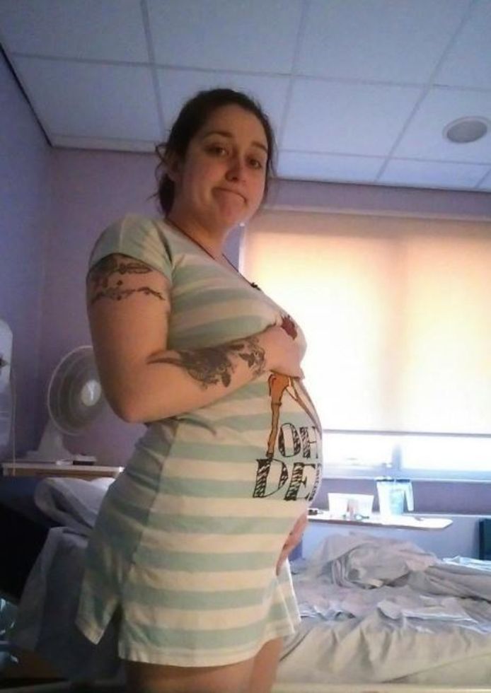 Cally op de enige foto van haar zwangerschap van Leo.