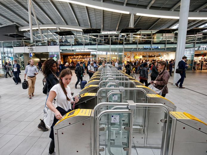 De incheckpoortjes op station Utrecht Centraal waren voor even dicht, maar inmiddels kan je weer zonder in of uit te checken in de stationshal komen.