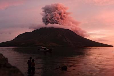 Nouvelle éruption du volcan Ruang en Indonésie