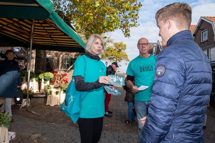 Gerbrig Deinum (59) en Han Bakker (58) flyeren in Spakenburg om de bewustwording van drugsgebruik te vergroten