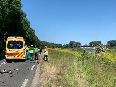Dode en zwaargewonde bij frontale botsing tussen auto en vrachtwagen in Rossum