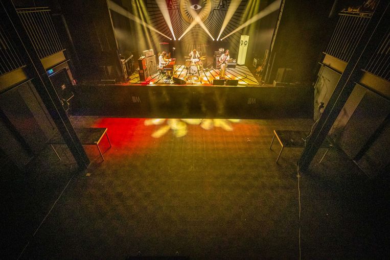 De Limburgse band DeWolff treedt op in een lege Muziekgieterij. Vanwege het coronavirus is er geen publiek, het optreden was online te volgen. Beeld ANP