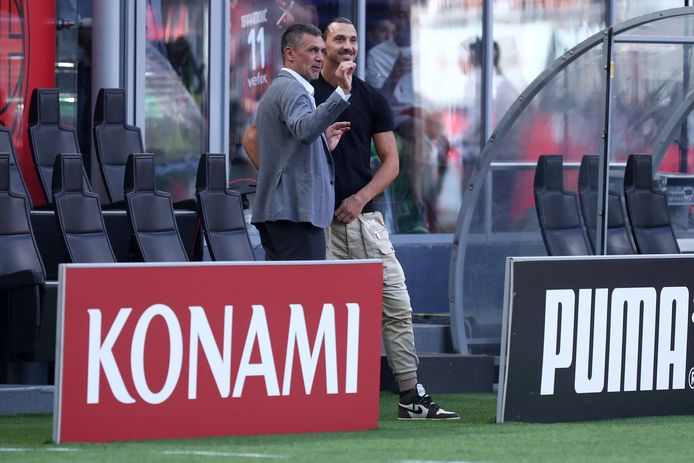 Paolo Maldini, technisch directeur van AC Milan, met Zlatan brahimovic.