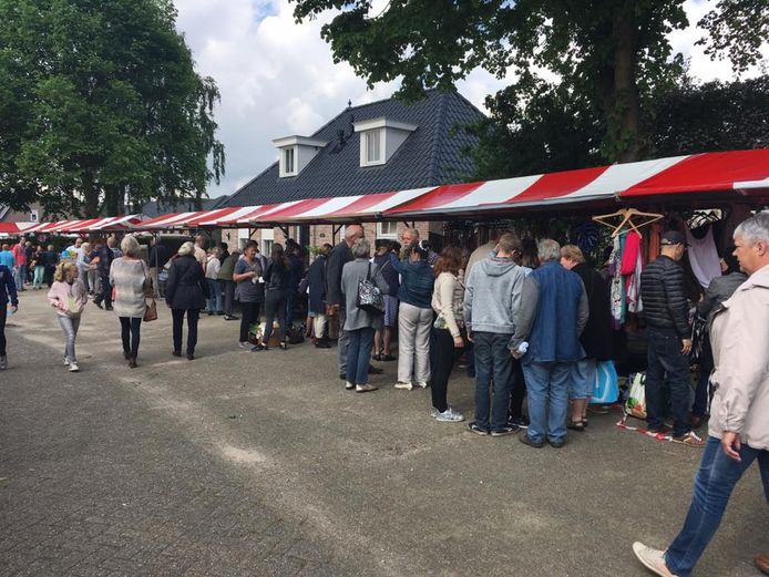 De grote rommelmarkt in Bruchem trekt bezoekers van binnen en ver buiten de Bommelerwaard.