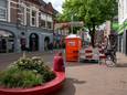 Na aandringen van ondernemers haalt de gemeente deze week de plantenbakken weg uit de Deventerstraat.