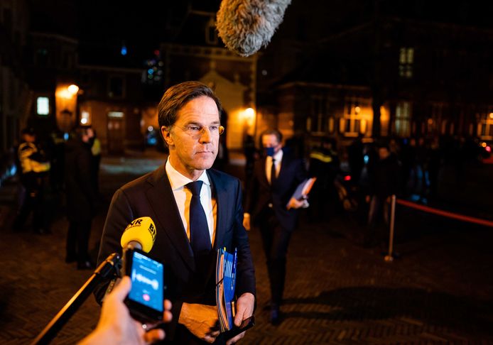 Premier Mark Rutte bij aankomst op het Binnenhof voor een extra ministerraad over de toeslagenaffaire.