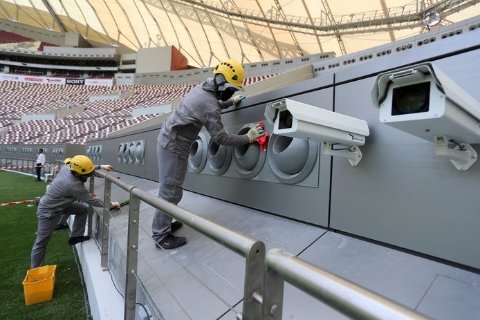 Werken aan een koelingssysteem in het Khalifa International Stadium in Doha.