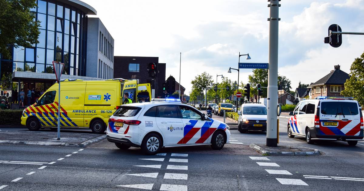 Fietser naar ziekenhuis na ongeluk bij kruising in Apeldoorn.