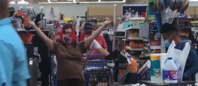 La femme a débattu avec les autres clients pendant que l'homme s'occupait des courses