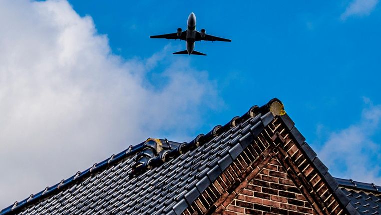 Een vliegtuig vliegt over een huis in de omgeving van Schiphol Beeld ANP