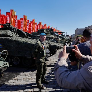 In Moskou wordt westers wapentuig als trofee gepresenteerd in het Overwinningspark
