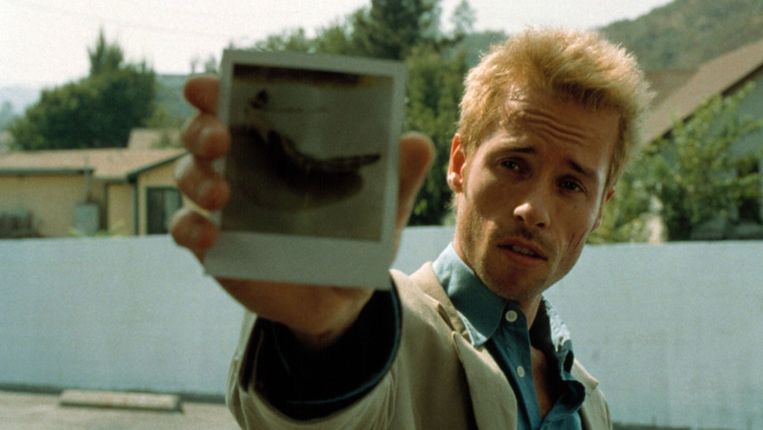 Guy Pearce in Memento. Beeld 
