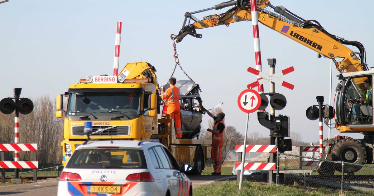 Extra borden bij spoorwegovergang in Harlingen na botsing.