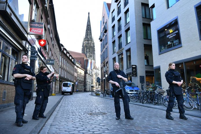 Agenten houden toezicht in het oude centrum van Munster.