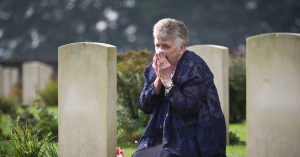 Canadese vindt graf vader na 72 jaar in Nederland - AD.nl