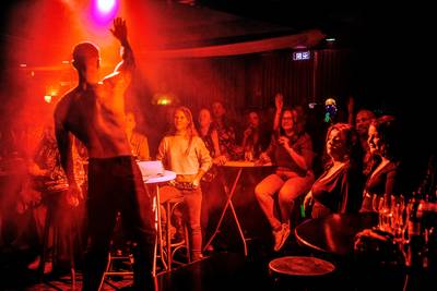 Ontblote bovenlijven veranderen de Bakelse Bosparel in een waar hormoonpaleis