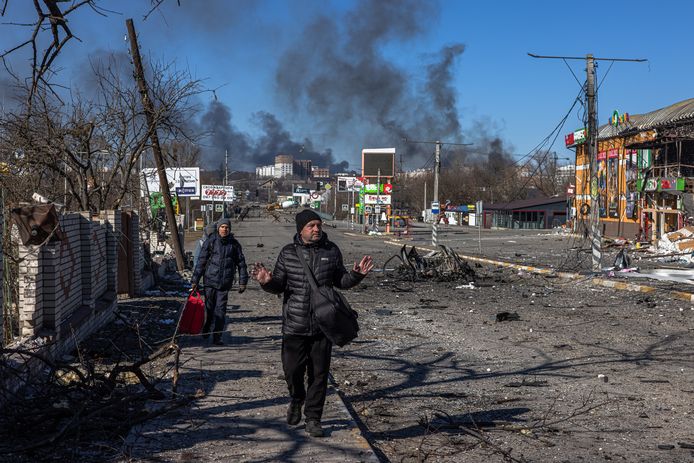Inwoners van Bucha, dat momenteel onder controle staat van het Russische leger, op weg naar de Oekraïense controlepost in de stad Irpin.
