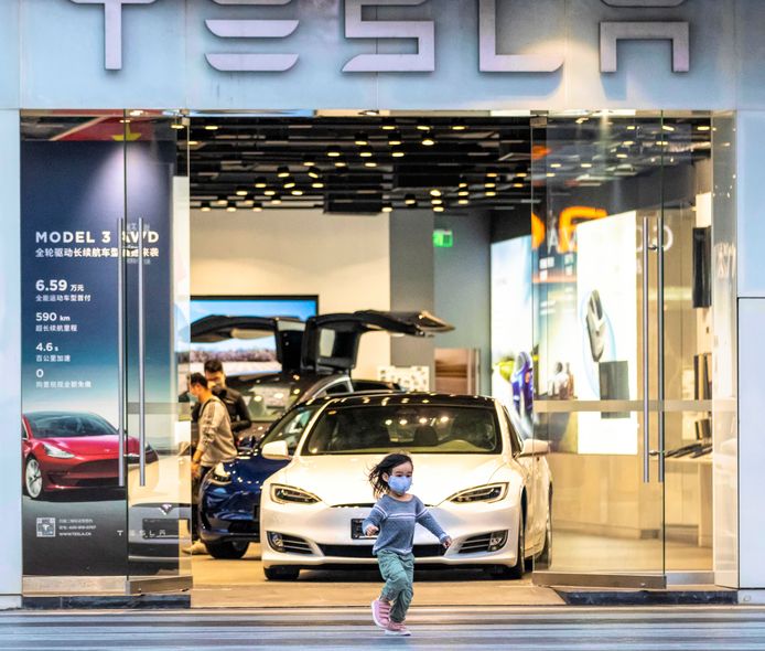 Een showroom van Tesla in Shenzhen, China. De Chinese automarkt is de grootste ter wereld, maar wordt dit jaar heftig getroffen door het coronavirus.