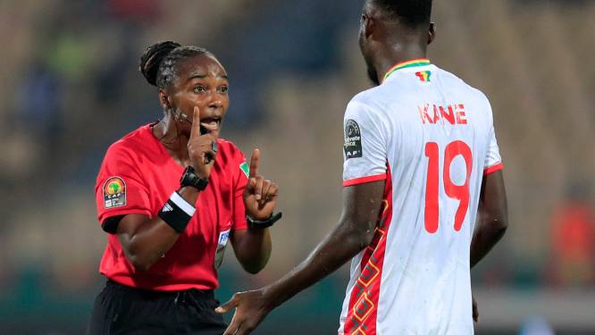 “Ik wilde aan de wereld tonen dat vrouwen met succes een match bij de mannen kunnen fluiten”: Rwandese Salima Mukansanga eerste vrouwelijke ref ooit op Africa Cup