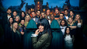 Presentatrice Claudia Winkleman met de deelnemers van The traitors, oftewel De verraders.