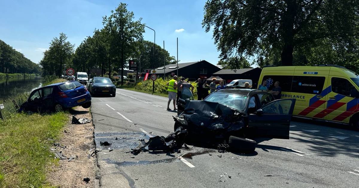 Ravage na aanrijding op ‘dodenweg’ bij Loenen, hekje langs kanaal voorkomt nat pak
