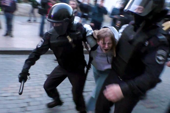 Russische ordediensten treden op tijdens een protest in Moskou.