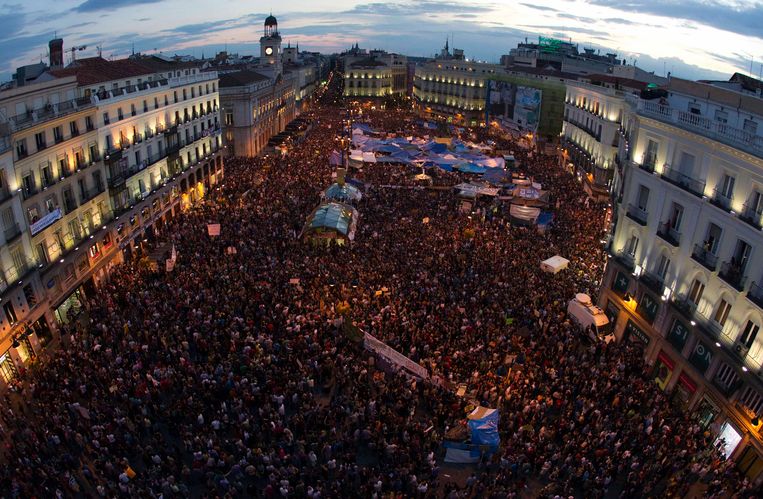 Mei 2011. Het centrale Puerta del Sol in Madrid staat volgepakt met duizenden en duizenden 'indignados', verontwaardigden. Beeld REUTERS