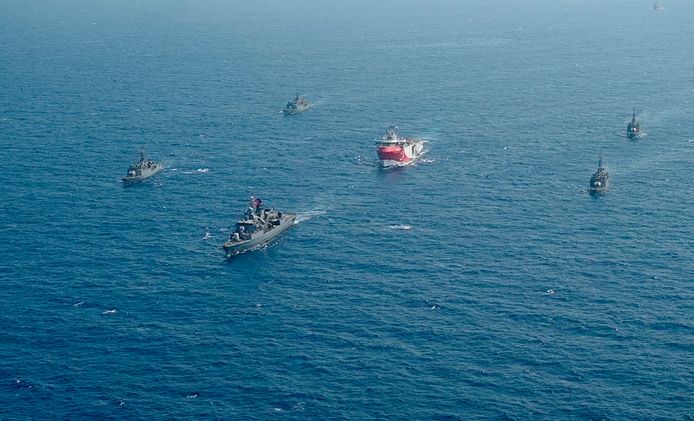 Het Turkse onderzoeksschip omringd door Turkse marineschepen, archiefbeeld.