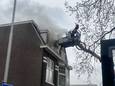 Er komt veel rook vrij bij de brand.