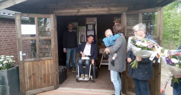 Burgemeester van Dijk tapt eerste fles 'bijna-biomelk'