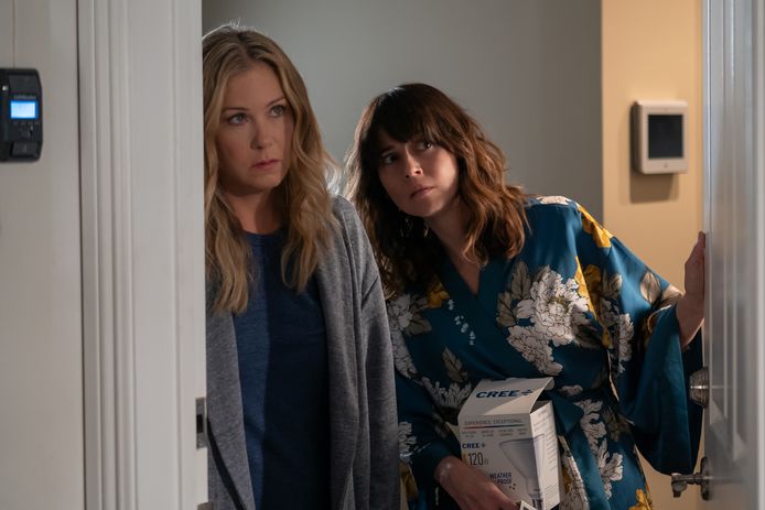 Jen (Christina Applegate) en Judy (Linda Cardellini) in Dead to Me.