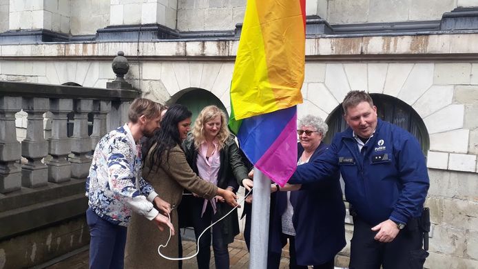 In mei werd aan het stadhuis een regenboogvlag gehesen.