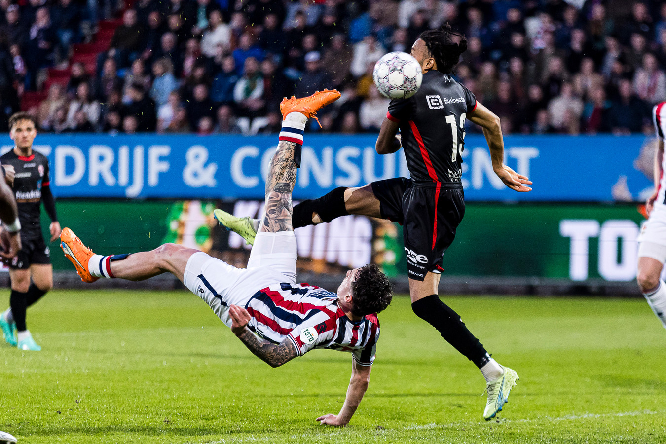 Wereldgoal Jizz Hornkamp Krijgt Publiek Op De Banken Dankzij Omhaal 