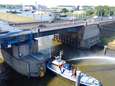 Rijkswaterstaat houdt bruggen in de regio koel met behulp van een blusboot