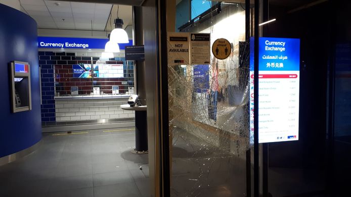 Ruiten ingeslagen bij het geldwisselkantoor op het station.