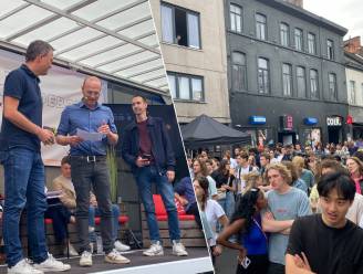 Politiek debat op straat in de Overpoort lokt studenten uit hun kot: “Wij moeten jullie mee opvoeden”