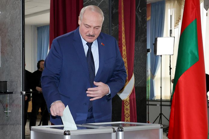 Beeld van gisteren. Loekasjenko brengt zijn stem uit in het referendum over de grondswetswijzigingen in een stembureau in Minsk.