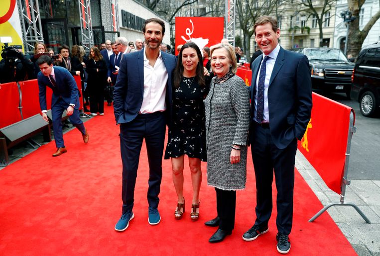 De ex-presidentskandidate met regisseur Nanette Burstein en producers Ben Silverman (l.) en Howard Owens (r.). Beeld REUTERS