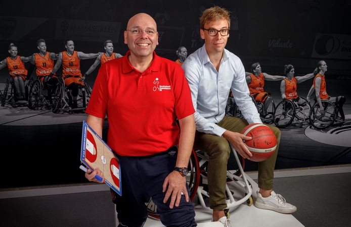 SPRANG-CAPELLE - Toine Klerks (rechts) en Gertjan van der Linden (links) van Basketball Experience NLmet achter hun een foto van het team dat paralympisch goud heeft gewonnen.