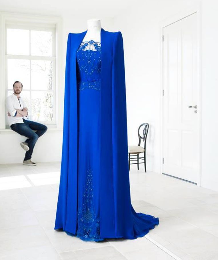 wijs comfort Samenhangend Máxima's koningsblauwe robe was dé jurk van de dag | De Volkskrant