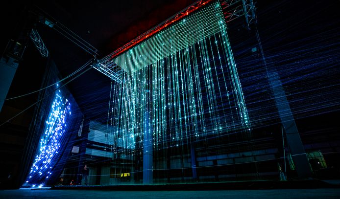 De Nuenense kunstenaar Gijs van Bon maakte voor Glow 'Drop of light', te zien in het Microlab op Strijp-S.